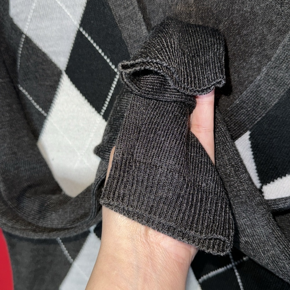 New York & Company- Gray Plaid V Neck Sweater Size Medium - Picture 7 of 8